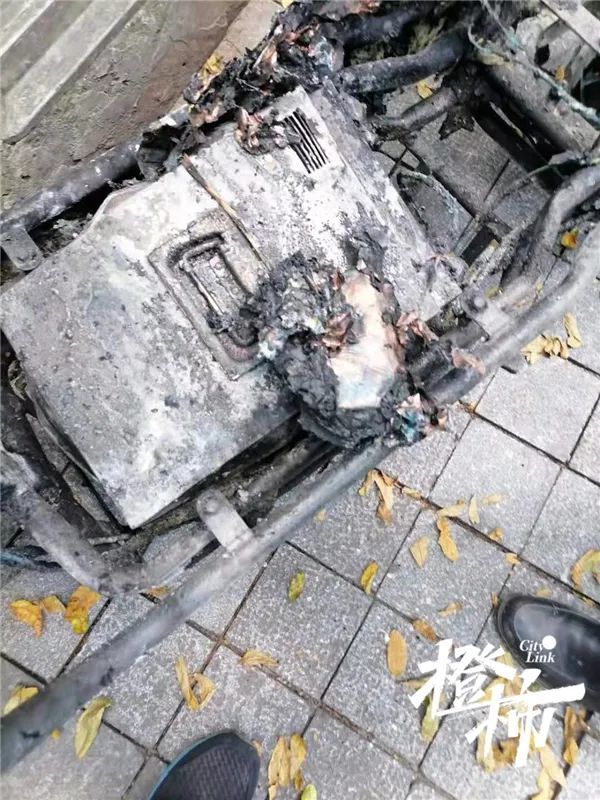 令人痛心！杭州电瓶车烧伤女孩或终生插管 电瓶车行驶中爆燃，烧伤女孩病危
