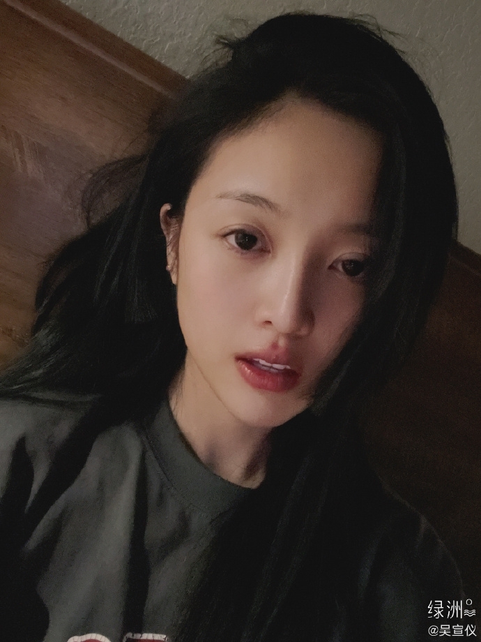 吴宣仪晒六宫格素颜美照 皮肤水嫩白皙状态超好