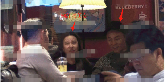 释小龙开价值400万豪车 美女相伴桃花旺
