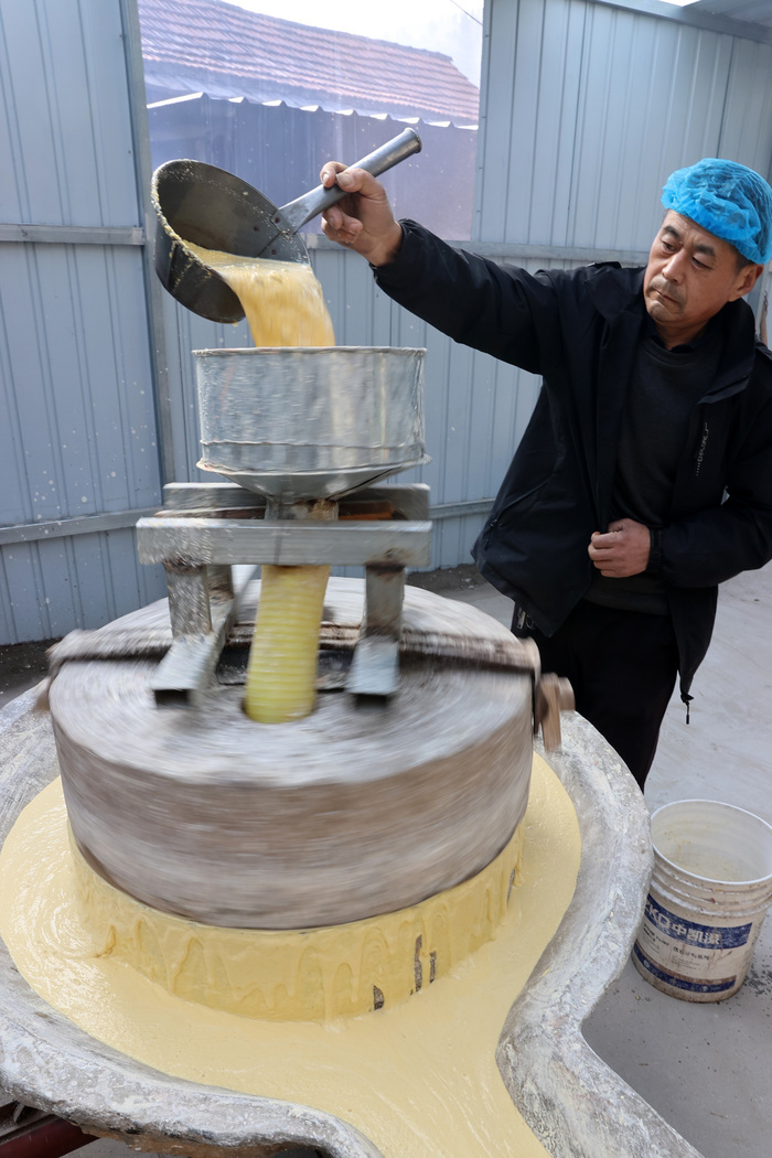 传统煎饼受青睐 龙年将至赶“订单”