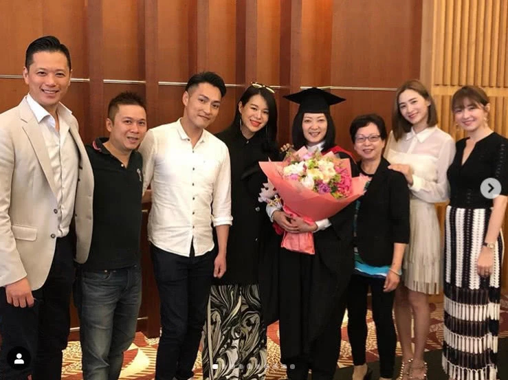 胡杏儿挺七月孕肚现身经纪人毕业礼 老公陪伴左右超紧张