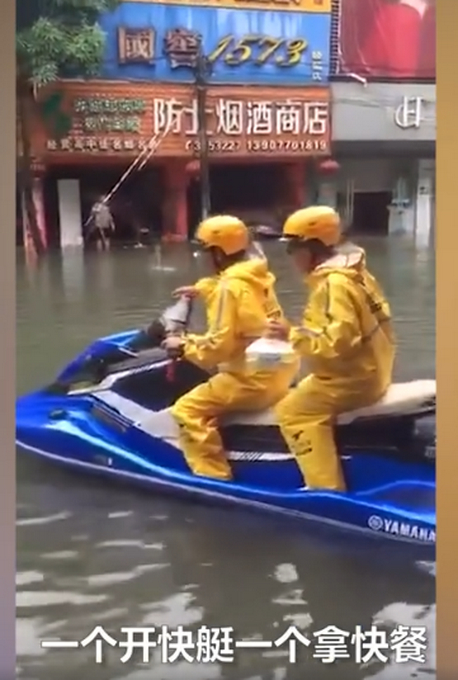 广西一城市内涝小哥开快艇送外卖，网友：外卖小哥的技能让人摸不透
