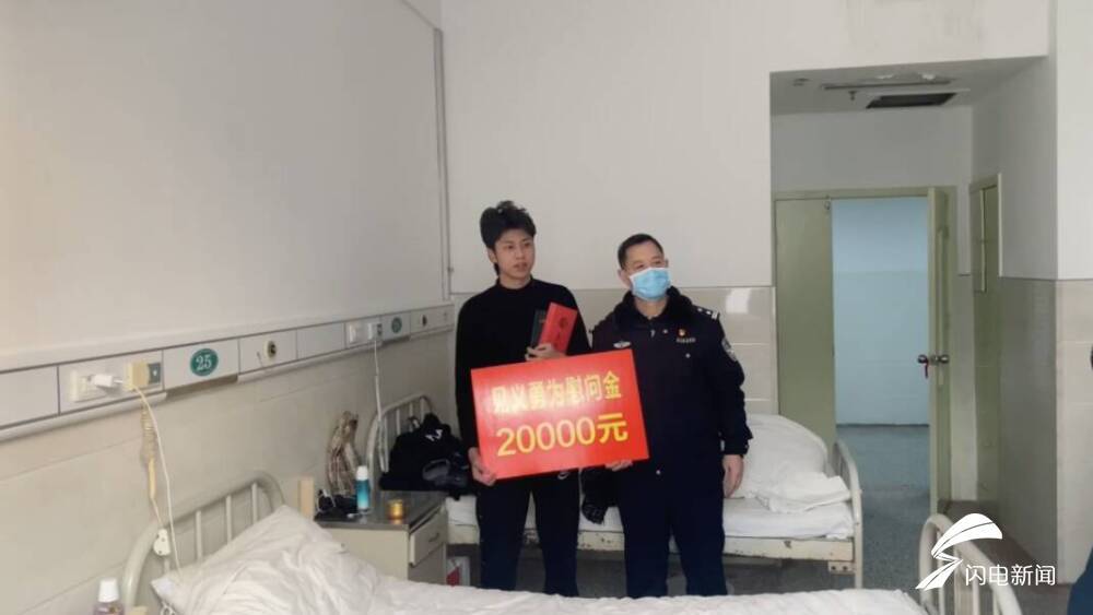 徒手挡刀山东艺考生刘一宁被评见义勇为 被砍右手仍无法弹琴