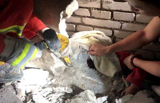 湖北通城：男孩被卡在两墙之间 消防员破壁救人