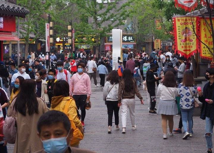 吃货们纷至沓来，济南小吃街满血复活显示城市活力恢复