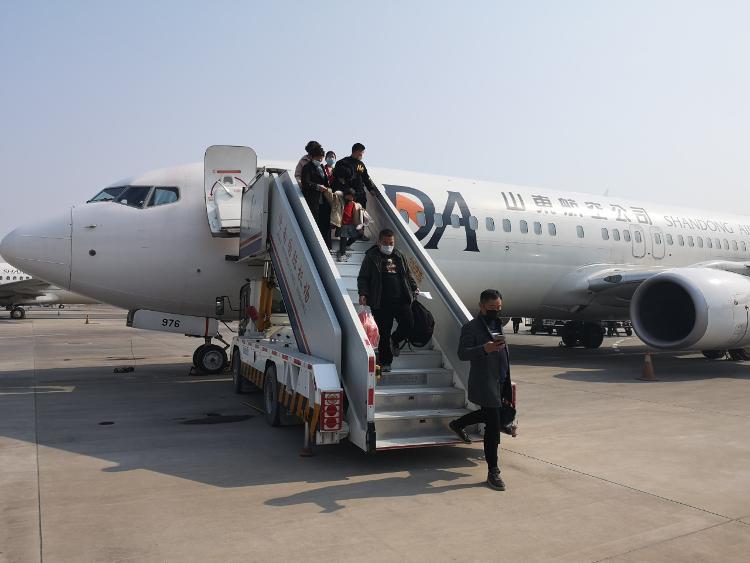 176名温州企业家顺利搭乘山航包机返鲁复工创业！