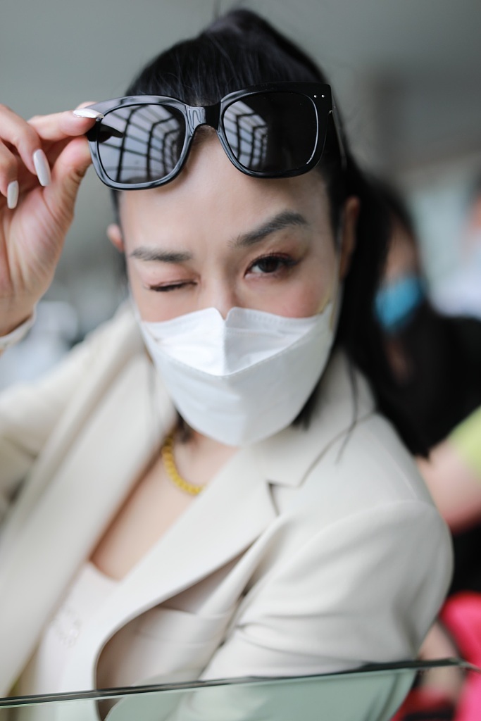 魔性十足!钟丽缇机场教大叔跳无价之姐 这舞蹈太上头了