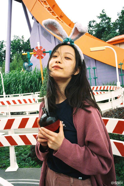 游客照模板！倪妮游迪士尼笑容灿烂