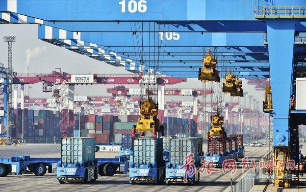 青岛港自动化码头 全球首次实现陆侧全自动收箱