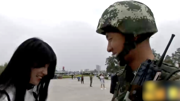 女友想抱一下他一把推开 5分钟约会她无怨无悔