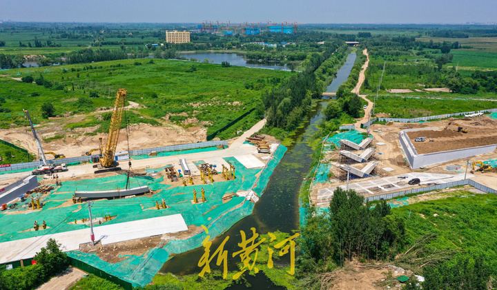 济南起步区横一路大寺河桥梁首节钢梁吊装顺利完成