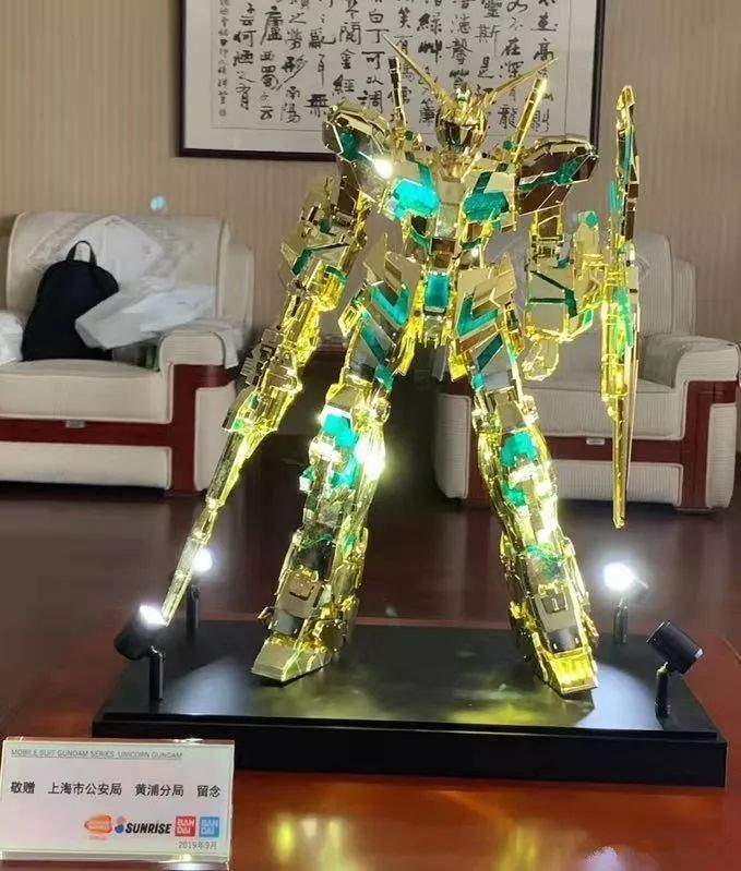 警察蜀黍收到全球限量1台的高达，网友：酸了