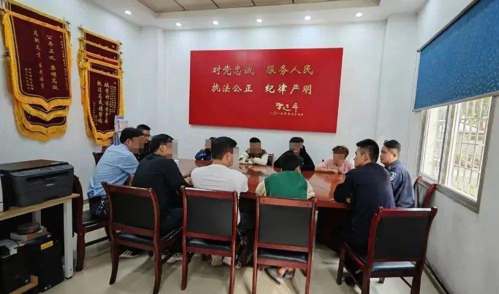 “鬼火”少年狂飙炸街“翘头”炫技,警察蜀黍出手了