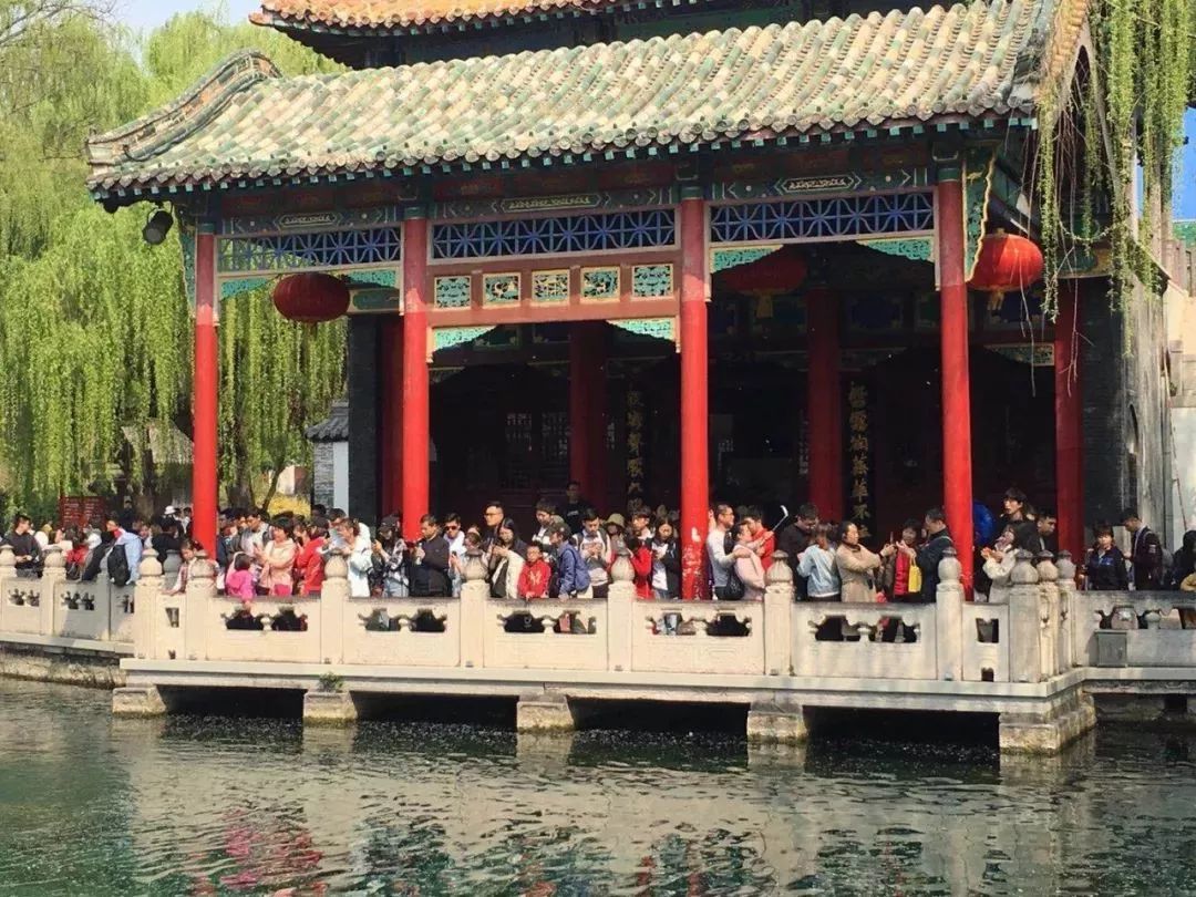 胶州湾大桥变停车场、高速堵到发红 躺在家的人偷着乐吧