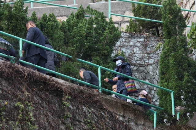 李嘉诚元旦拜祭亡妻,两儿子同行阵容大,李泽楷对感情三缄其口