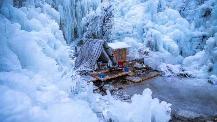 济南寒潮滚滚，南山冰瀑下的“铁锅炖”沐浴挺新奇