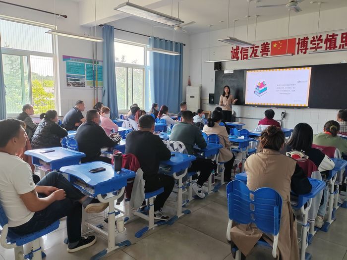 高新区鸡山小学借助家长会形成家校共育合力