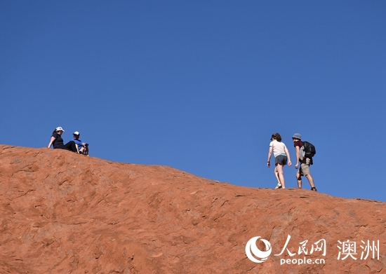 澳媒：因游客数量激增 乌鲁鲁岩石不堪重负