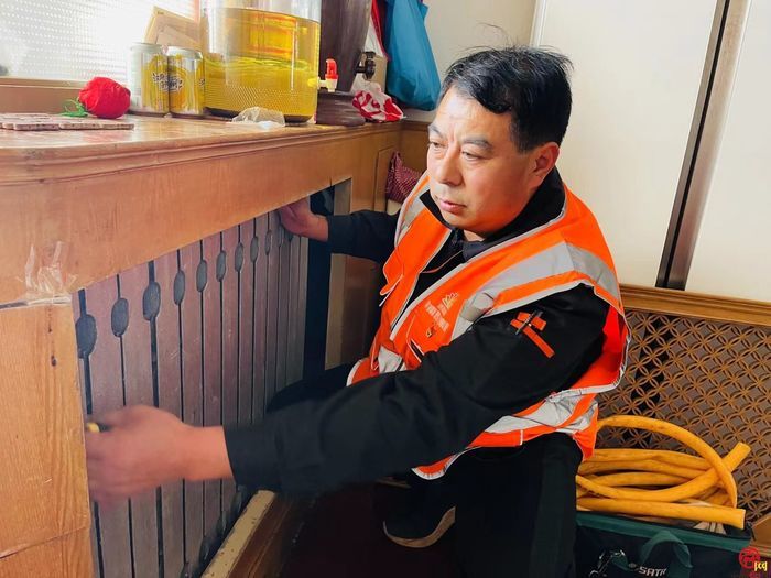 脱下戎装着工装，供暖“老兵”为民站好守暖岗