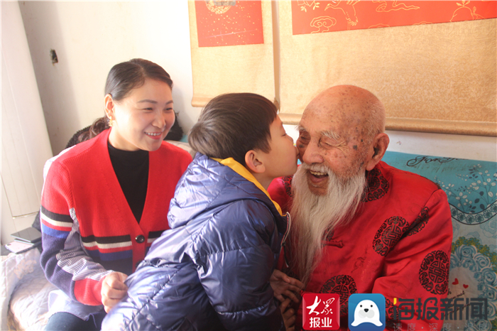 菏泽有个106岁的网红“神仙爷爷”：爱鸡蛋、红烧肉，每天喝点小酒…