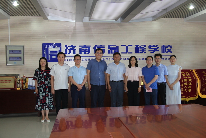重庆市教育科学研究院专家到访济南信息工程学校