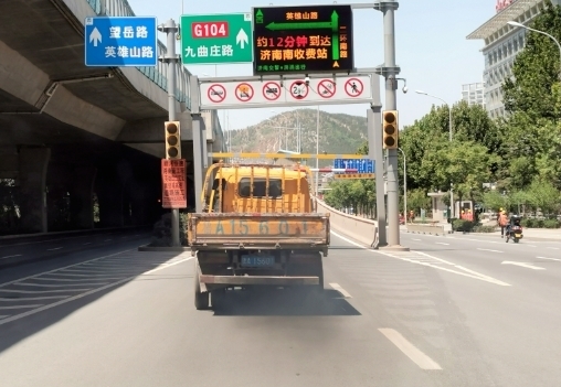 【啄木鸟在行动】市中区二环南路一机动车“拖黑尾”上路