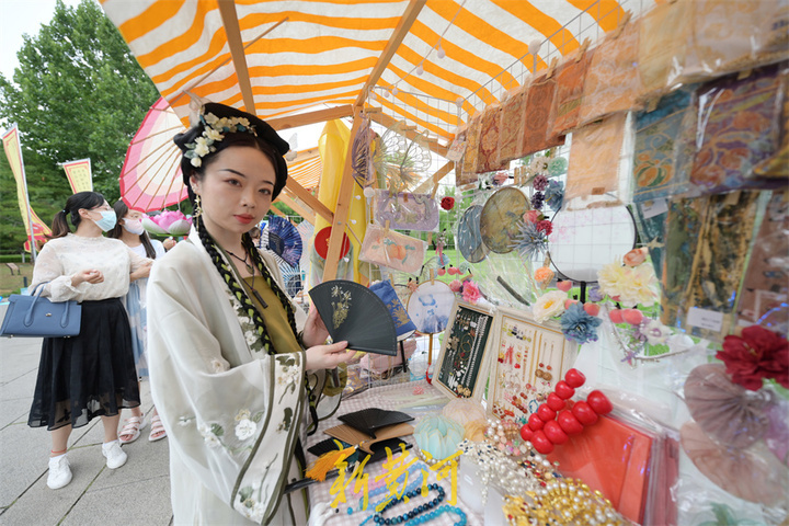 云鬓花颜金步摇，逛汉服市集感受古风文化