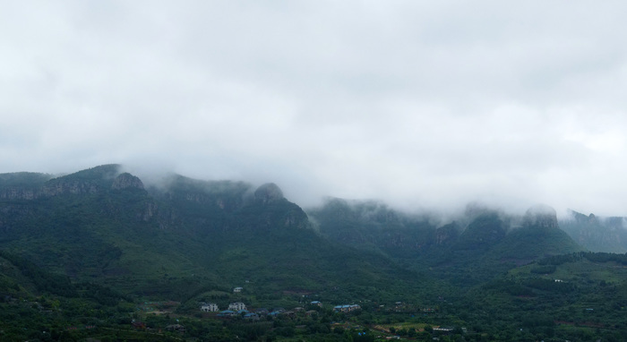 泉城雨后云雾缭绕 如秀美诗意画卷