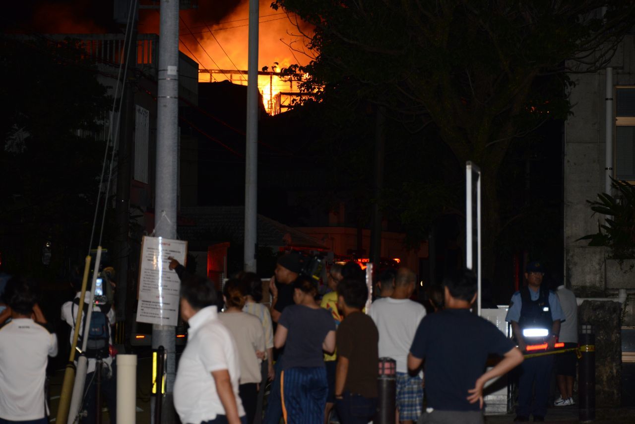 冲绳民众彻夜守望首里城大火：无语凝噎，无法接受现实