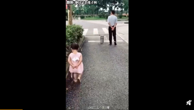 萌娃拿玩具听诊器与医生互怼，一脸认真 网友：是学术交流没错了