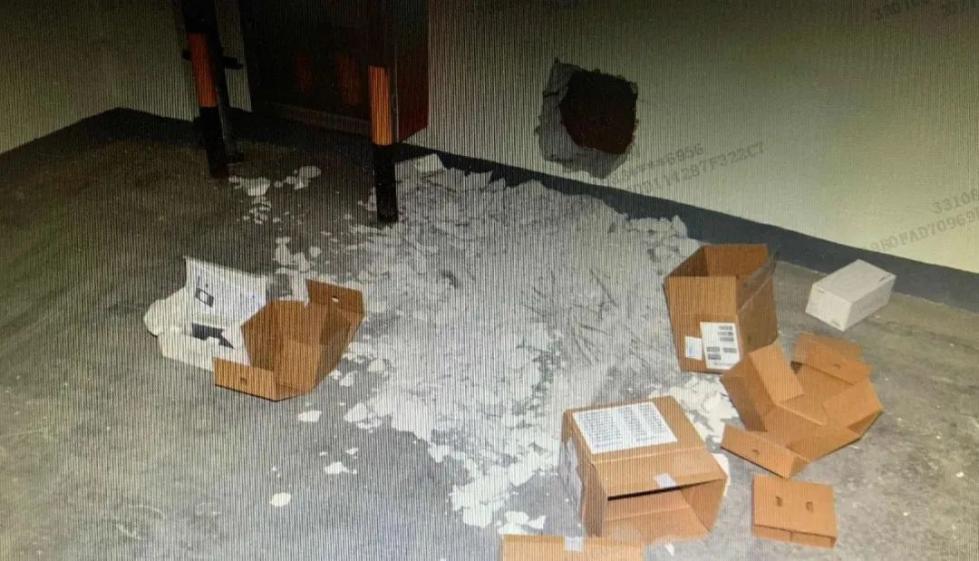 男子用螺丝刀、扳手、剪刀挖墙洞偷32部苹果手机，次日被抓