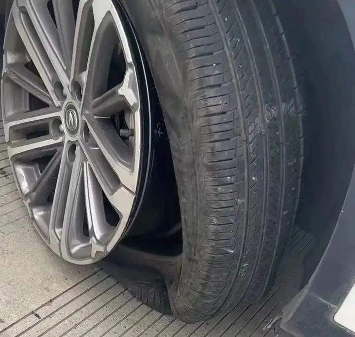 数十辆车爆胎现场有汽修广告？高速公司回应