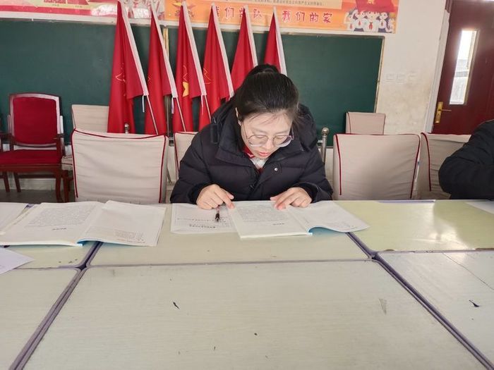 商河县郑路镇中心小学：学习课标明方向，团体教研共成长