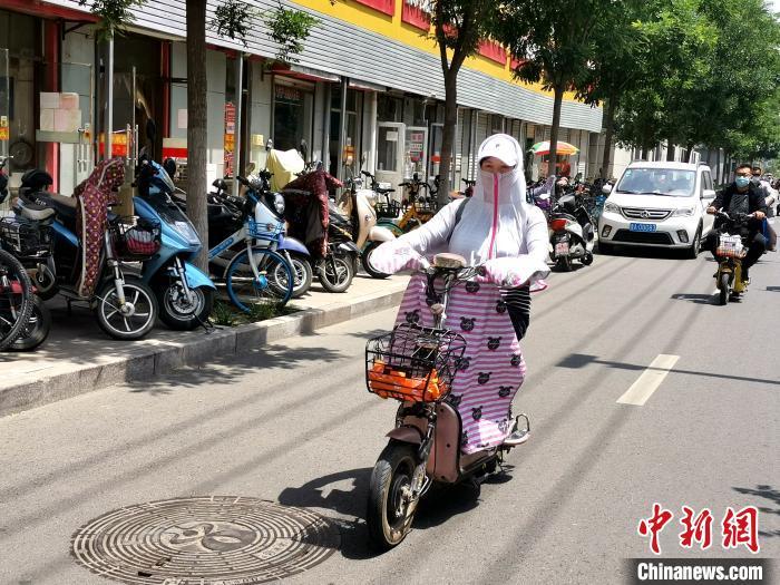 山东各地24小时连发60条高温预警 内陆沿海最高温差超17℃