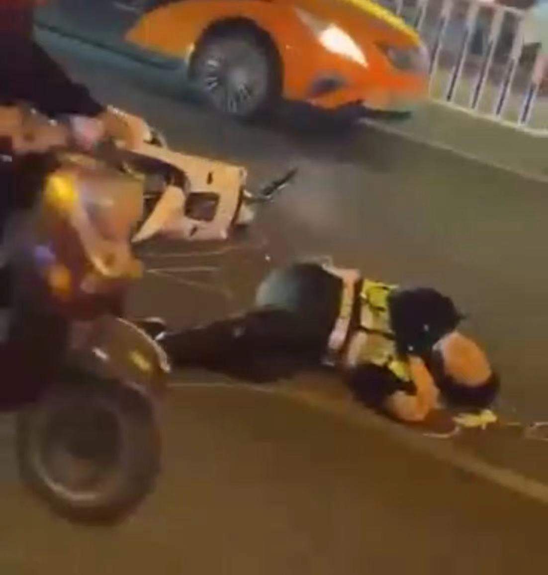 网传广西柳州一电动车冲卡撞伤交警 警方正在调查处理中