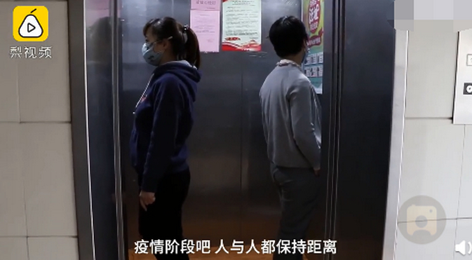 黑龙江规定乘电梯背对背站立，不能面对面，哈尔滨一小区已实施