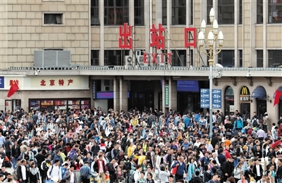 高速公路火车站迎返京高峰 高速路重点路段易拥堵