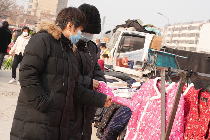 跟着记者逛大集丨品美食、购年货，一起打卡“蓝翔路大集”