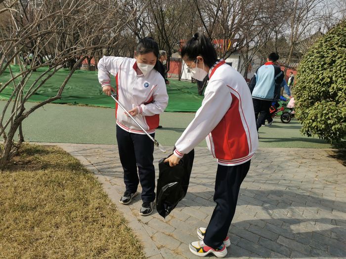 化身服务达人！济南十一中“绿色天使”志愿服务队在行动