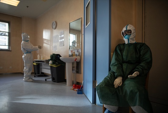 直击插管敢死队90秒：和患者口鼻相对，暴露高浓度病毒下