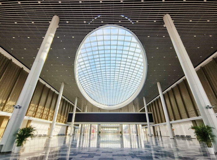济南黄河国际会展中心“黄河之眼”玻璃穹顶引人瞩目，揭秘全球净展览面积最大的会展中心设计建设背后