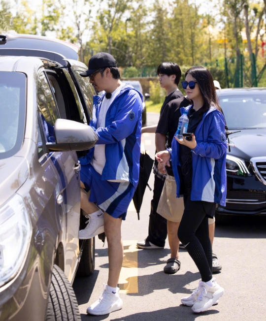 李湘王岳伦风波后合体现身|【吃瓜围观】李湘王岳伦风波后合体现身，夫妻全程牵手搂腰甜蜜爆表