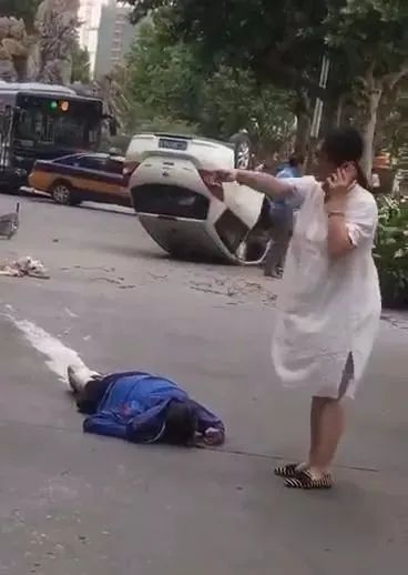 你救人的样子真美！车祸现场5人倒在血泊中，身怀六甲的她冲了上去