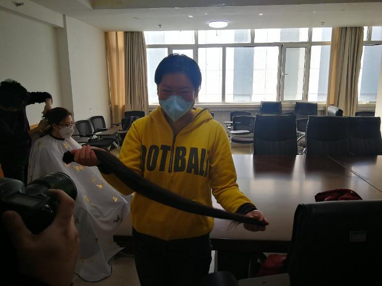 齐鲁医院女护士赴湖北前剪掉留了5年的长发：本打算一直留着