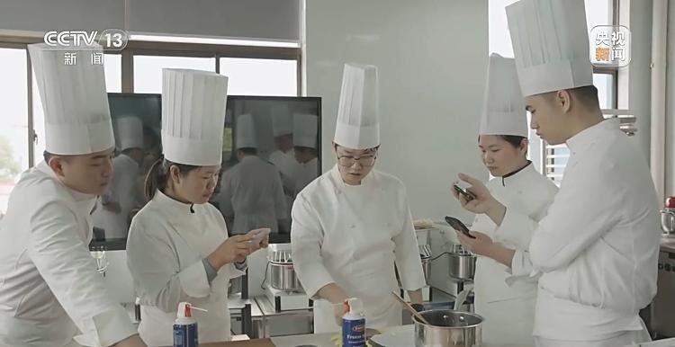 被面团“锤炼”了多年 95后中国小伙获世界面包冠军