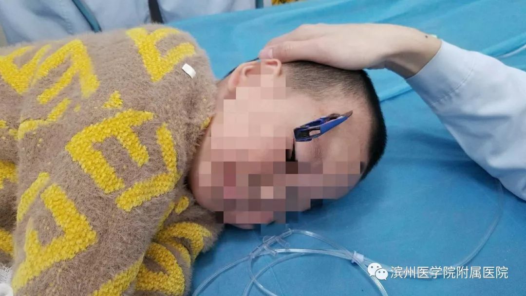 滨州一2多岁的小孩拿剪刀玩，不慎跌倒插入脑袋……