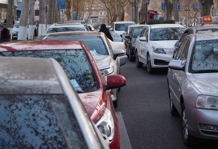 济南数千名艺考生冒寒风考试，家长开车陪考不熄火保温