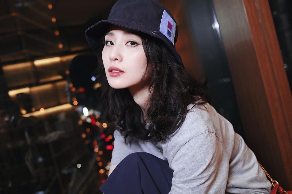 我要评论刘诗诗随性风窗台写真 长发披肩慵懒随性