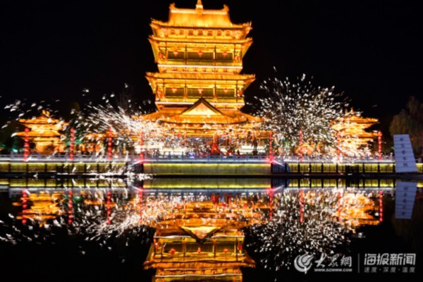 台儿庄古城上演缤纷跨年夜