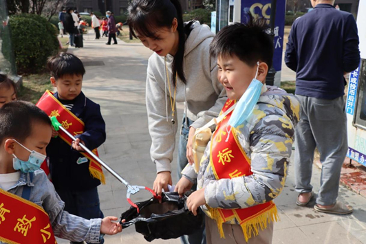 学习雷锋好榜样，清致萌娃在行动